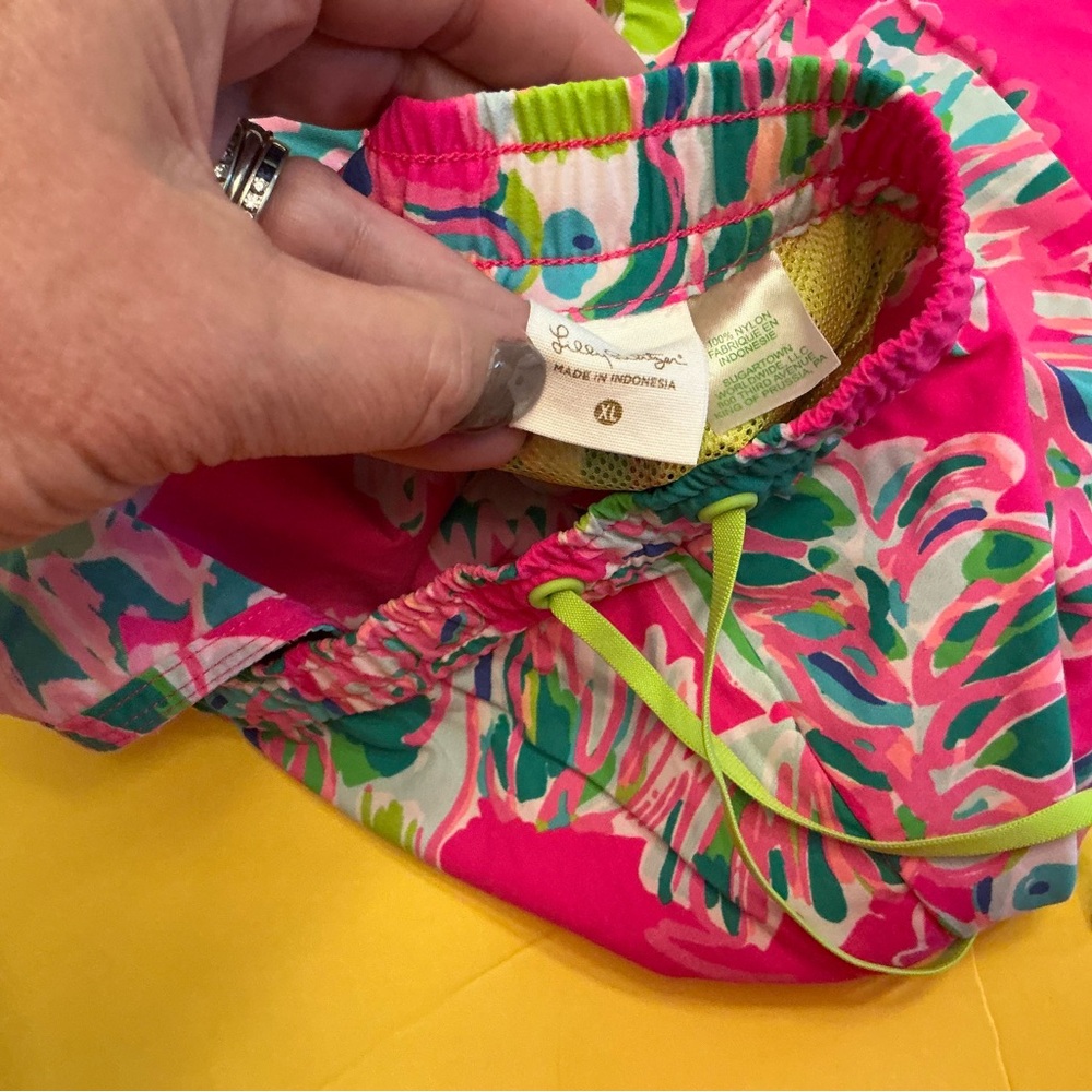 Lilly Pulitzer Luxletic Run Around Shorts sz XL Dragonfruit Toucan Can - Picture 4 of 4